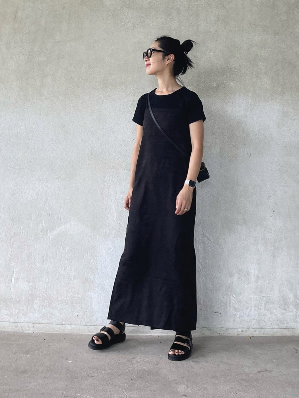 ブラック系のTシャツ/カットソー、ブラック系のワンピース、ブラック系のショルダーバッグを着用したレディースの夏コーディネートの4枚目の写真