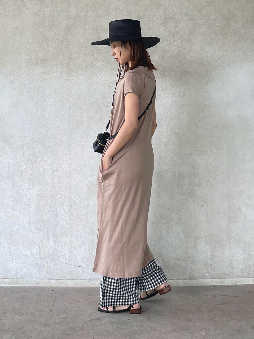 「レイヤードスタイル、麦わら帽子、ストローハット、ミニバッグ、chiiiibag、大人カジュアル、ロングワンピース、ギンガムチェック、サンダル、ストラップサンダル、コトリカ、items_urbanresarch、サヴァサヴァ、サヴァサヴァの靴、足が痛くならない靴」|「FERRUCCIO VECCHIの【FERRUCCIO VECCHI】ストローハット(ハット、ブラック系)」を使った、yukariさん(レディース・168cm)の夏コーディネートの4枚目の写真