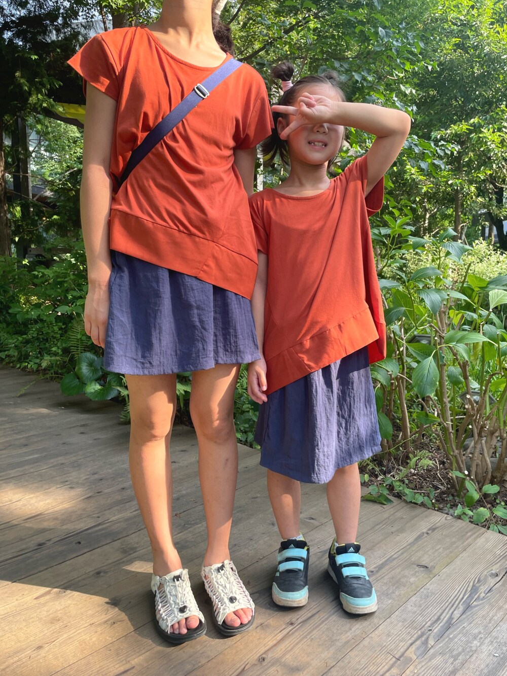 オレンジ系のTシャツ/カットソー、オレンジ系のTシャツ/カットソー、ブルー系のスカートを着用したレディースの夏コーディネートの5枚目の写真