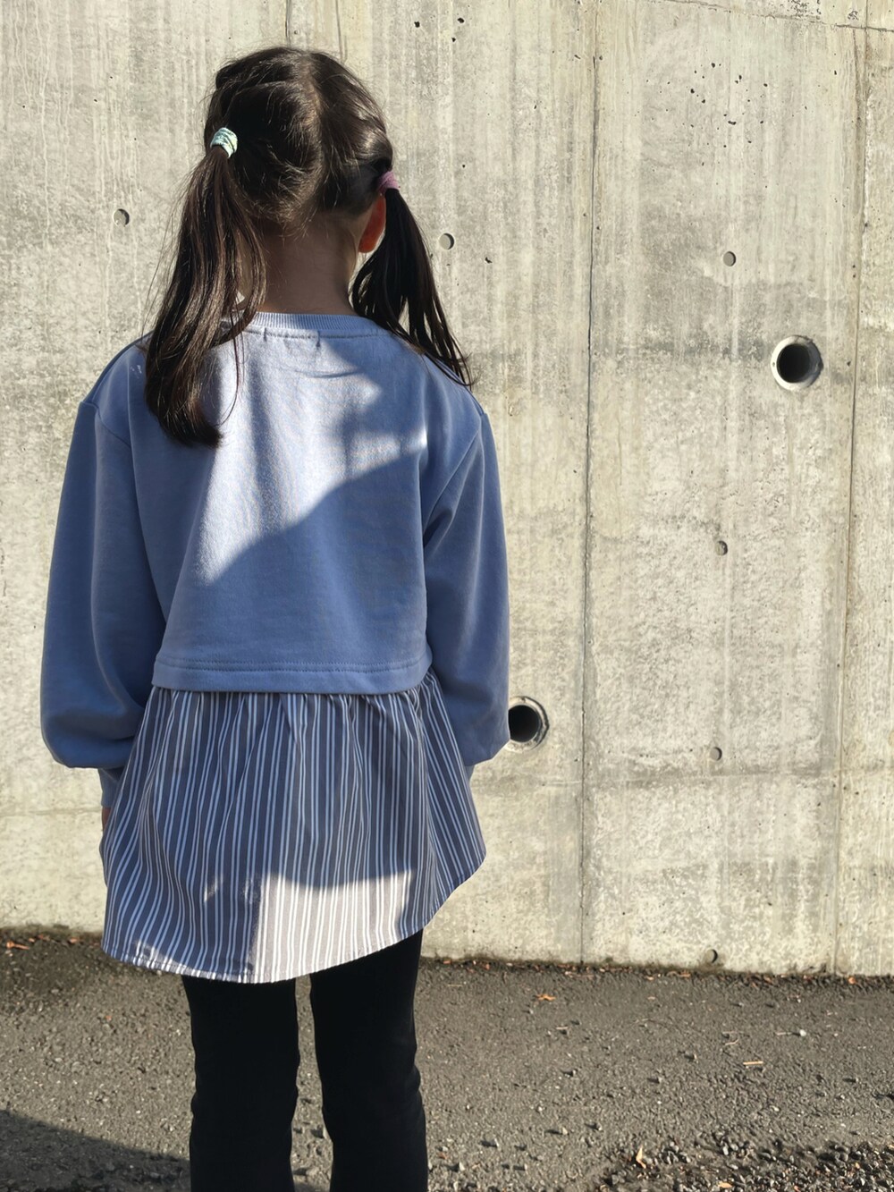 グレー系のスウェット、ブルー系のスウェットを着用したキッズの冬コーディネートの4枚目の写真