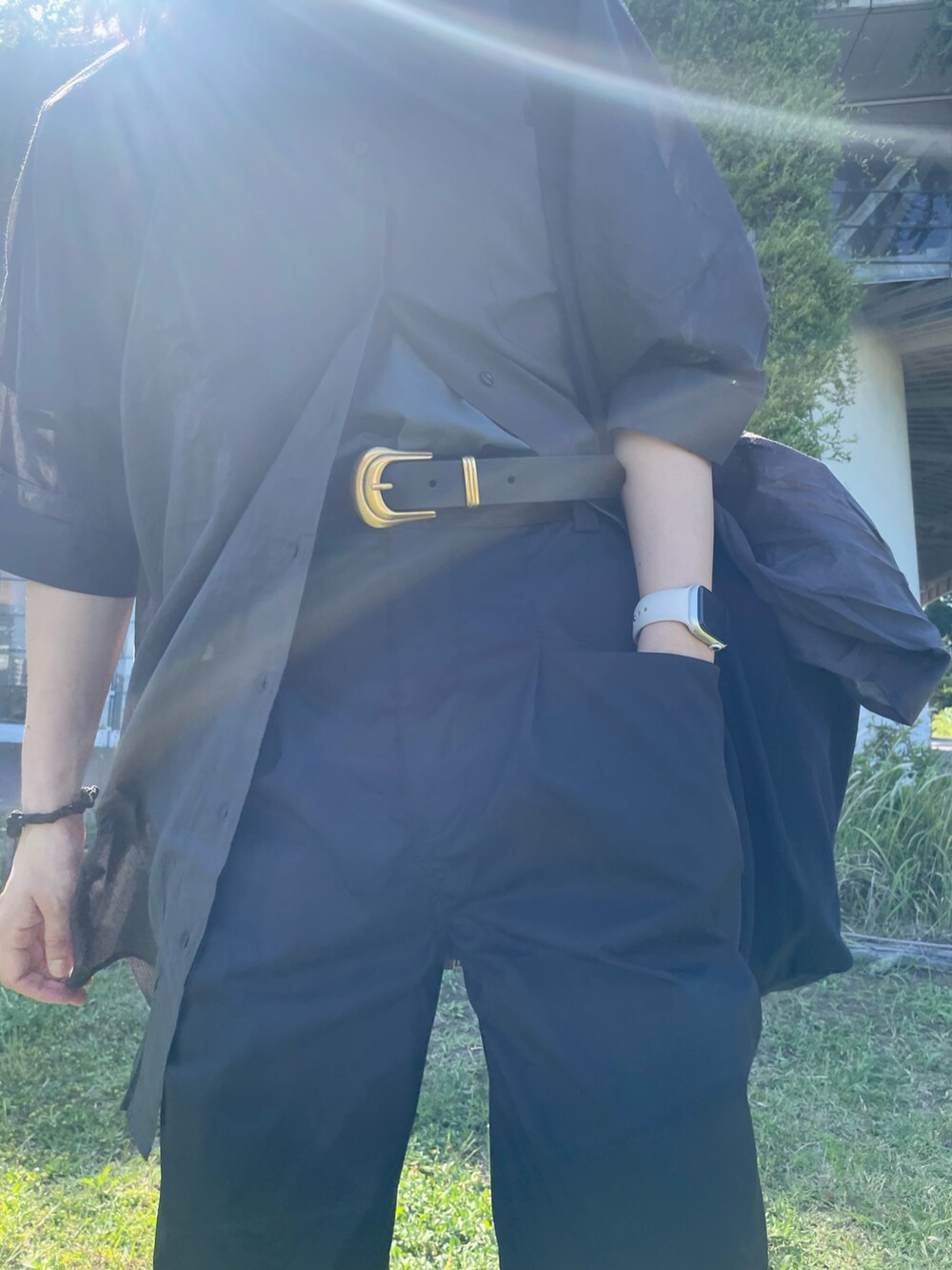 グレー系のシャツ/ブラウス、その他のカーゴパンツ、ブラック系のショルダーバッグを着用したレディースの夏コーディネートの3枚目の写真