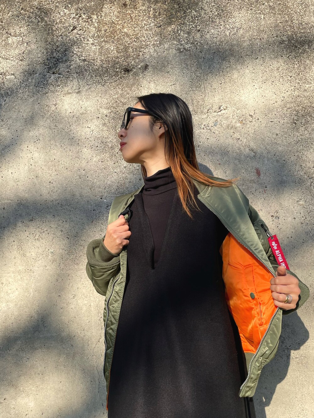 「セレクトモカ(select MOCA)、selectmoca、alpha、alpha_industries_japan、alpha_industries、レイヤードスタイル、MA-1、ロングワンピース、モード、メガネ女子、大人カジュアル」｜「ALPHAのMA-1 CORE TALL(トールモデル)（MA-1、グリーン系）」を使った、yukariさん（レディース・168cm）の冬コーディネートの4枚目の写真
