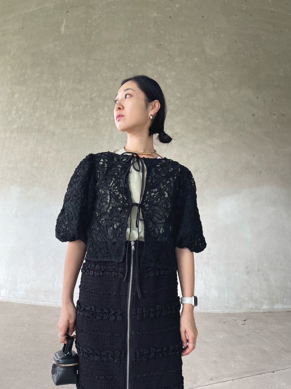 ブラック系のシャツ/ブラウス、ブラック系のスカート、ブラック系のショルダーバッグを着用したレディースの夏コーディネートの4枚目の写真