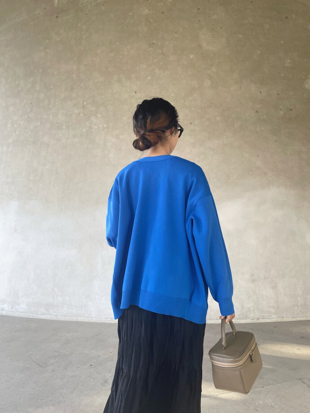 「カーディガン、ブルー、ミュール、厚底サンダル、ロングワンピース、春コーデ、ワンピース、メガネ女子、休日スタイル、シンプルコーデ、wcloset、wclo_snap、ANGIE VINTAGE」｜「ANGIEの【前後2WAY】スポンジニットVネックカーディガン（カーディガン/ボレロ、ブルー系）」を使った、yukariさん（レディース・168cm）の春コーディネートの3枚目の写真