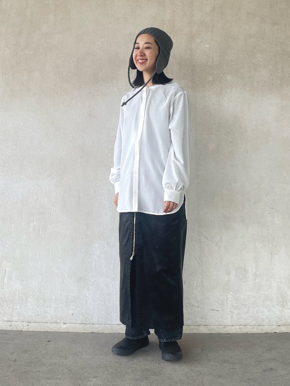 ブラック系のカーディガン/ボレロ、ホワイト系のシャツ/ブラウス、ブラック系のスカートを着用したレディースの冬コーディネートの5枚目の写真