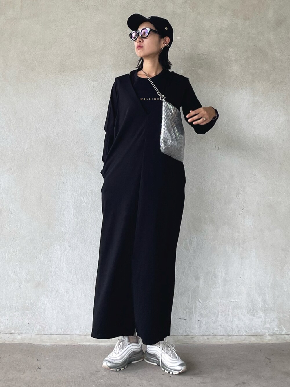 「ファッションを楽しもう、今日のコスメと服、ブラック、ロゴT、PR、danielwellington、uleula、uleula_2023aw、ウルア、休日スタイル、スニーカー、キャップ、メガネ女子、ロングワンピース、ジャンパースカート」｜「Daniel Wellingtonのストレッチ コットンクルーネック ロングスリーブTシャツ（Tシャツ/カットソー、ブラック系）」を使った、yukariさん（レディース・168cm）の秋コーディネートの2枚目の写真