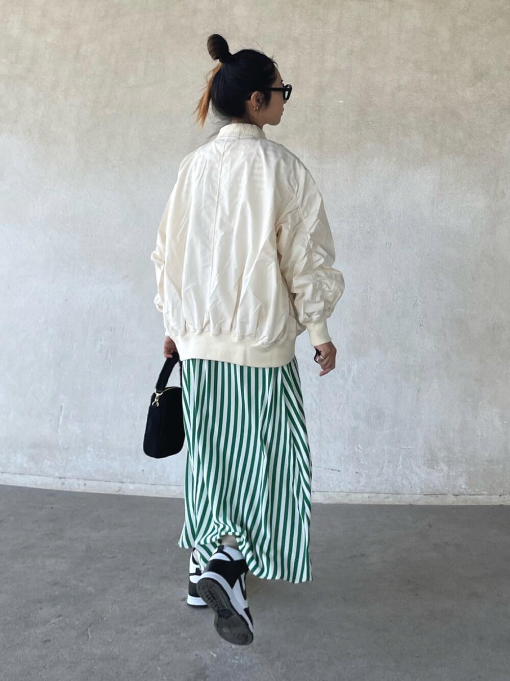 「春服デビュー宣言、Le temps riche、ルタンリッシュ、スタジャン、ストライプ、春コーデ、スニーカー、スニーカーコーデ、ハイカットスニーカー、春カラー、apretro、アプレトロ」｜「ap retroのボリュームスリーブMAー1ブルゾン（MA-1、ホワイト系）」を使った、yukariさん（レディース・168cm）の春コーディネートの4枚目の写真