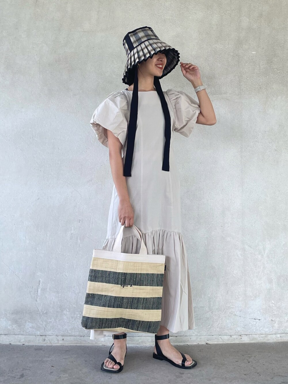 「お出かけコーデ日記、ロングワンピース、ワンピース、大人カジュアル、Stylevoice for xxx、stylevoiceforxxx、stylevoice、agnesb、アニエスベー、アニエスベートート、アニエスベーバッグ、休日スタイル、初夏コーデ、トートバッグ、PR」｜「Stylevoice for xxxのボリュームスリーブマーメイドワンピース（ワンピース、ベージュ系）」を使った、yukariさん（レディース・168cm）の春コーディネートの3枚目の写真