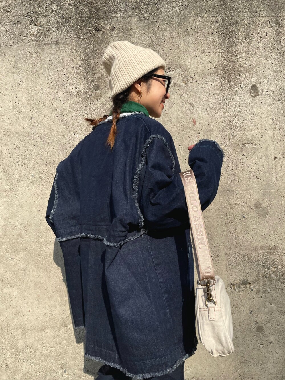 「私の推しブランド、デニムジャケット、デニム、ショルダーバッグ、ニット帽、レカ(reca)、reca、recaコーデ、feepur、ブーツ、セレクトモカ(select MOCA)、selectmoca、タートルネック」|「select MOCAの2023 SS 2wayデニムジャケット(デニムジャケット、ブルー系)」を使った、yukariさん(レディース・168cm)の冬コーディネートの4枚目の写真