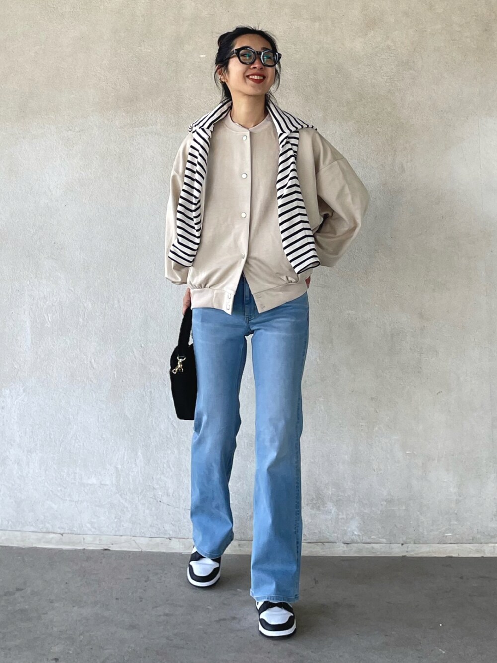 「スタジャン、Fizz、シンプルコーデ、シンプル、デニム、エドウィン、EDWIN、edwinjapan、スニーカー、スニーカーコーデ、NIKE、春コーデ、春服デビュー宣言」｜「Fizzの【Fizz/フィズ】　スウェードポンチスタジャン（スタジャン、ホワイト系）」を使った、yukariさん（レディース・168cm）の春コーディネートの4枚目の写真