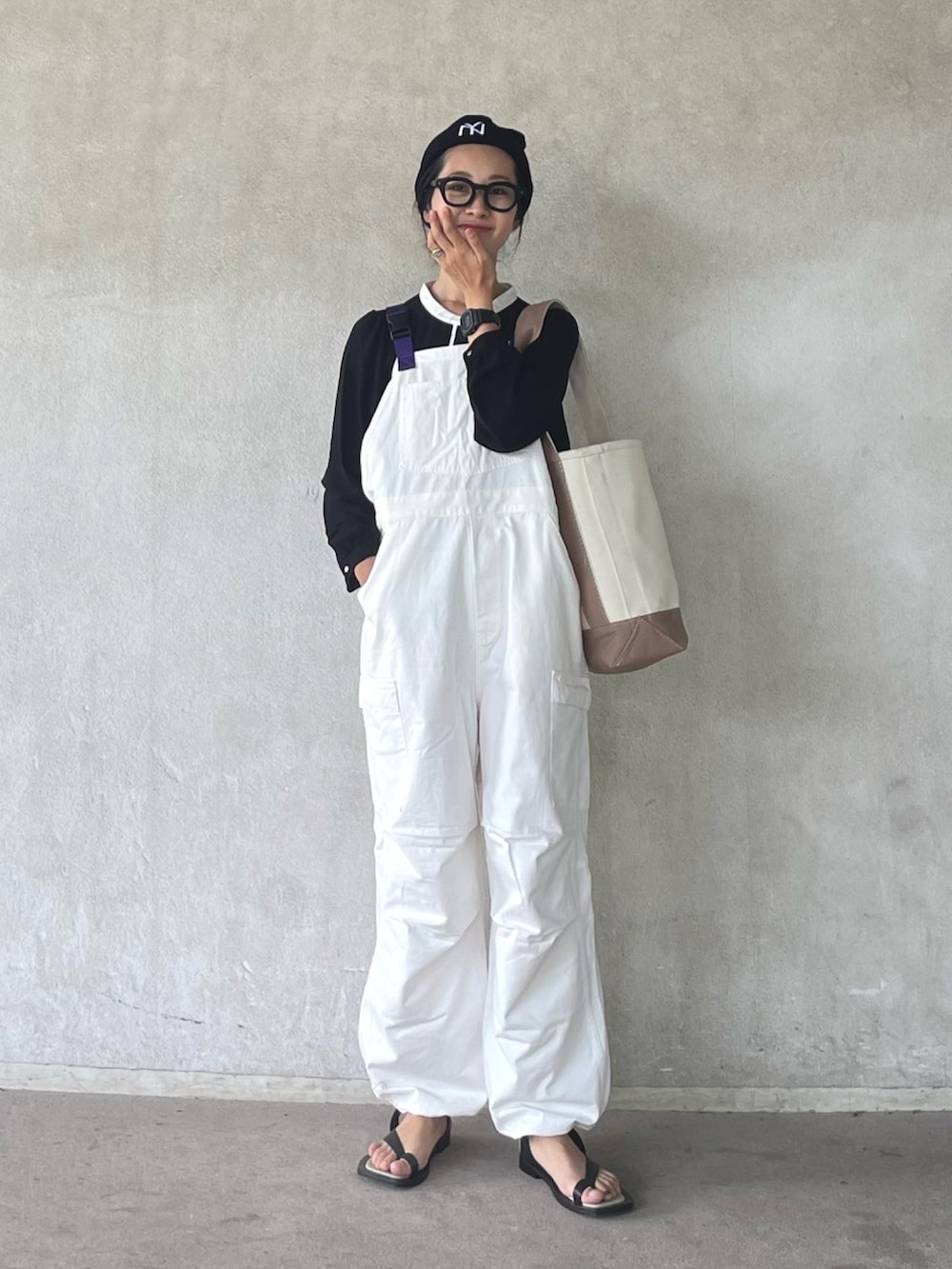 「オーバーオール、大人カジュアル、秋服準備はじめました、モノトーン、モノトーンコーデ、めがね、メガネ女子、ニット帽、トートバッグ、エドウィン、EDWIN、edwinjapan」｜「EDWINの【WEB限定】STEP MARK バルーンオーバーオール サロペット ビブ カーゴ（サロペット/オーバーオール、ホワイト系）」を使った、yukariさん（レディース・168cm）の夏コーディネートの2枚目の写真
