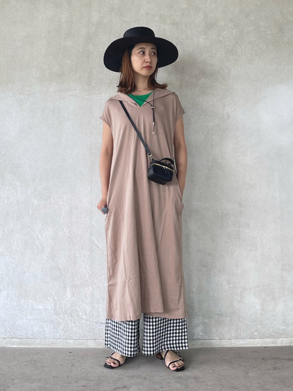 「レイヤードスタイル、麦わら帽子、ストローハット、ミニバッグ、chiiiibag、大人カジュアル、ロングワンピース、ギンガムチェック、サンダル、ストラップサンダル、コトリカ、items_urbanresarch、サヴァサヴァ、サヴァサヴァの靴、足が痛くならない靴」|「FERRUCCIO VECCHIの【FERRUCCIO VECCHI】ストローハット(ハット、ブラック系)」を使った、yukariさん(レディース・168cm)の夏コーディネートの5枚目の写真