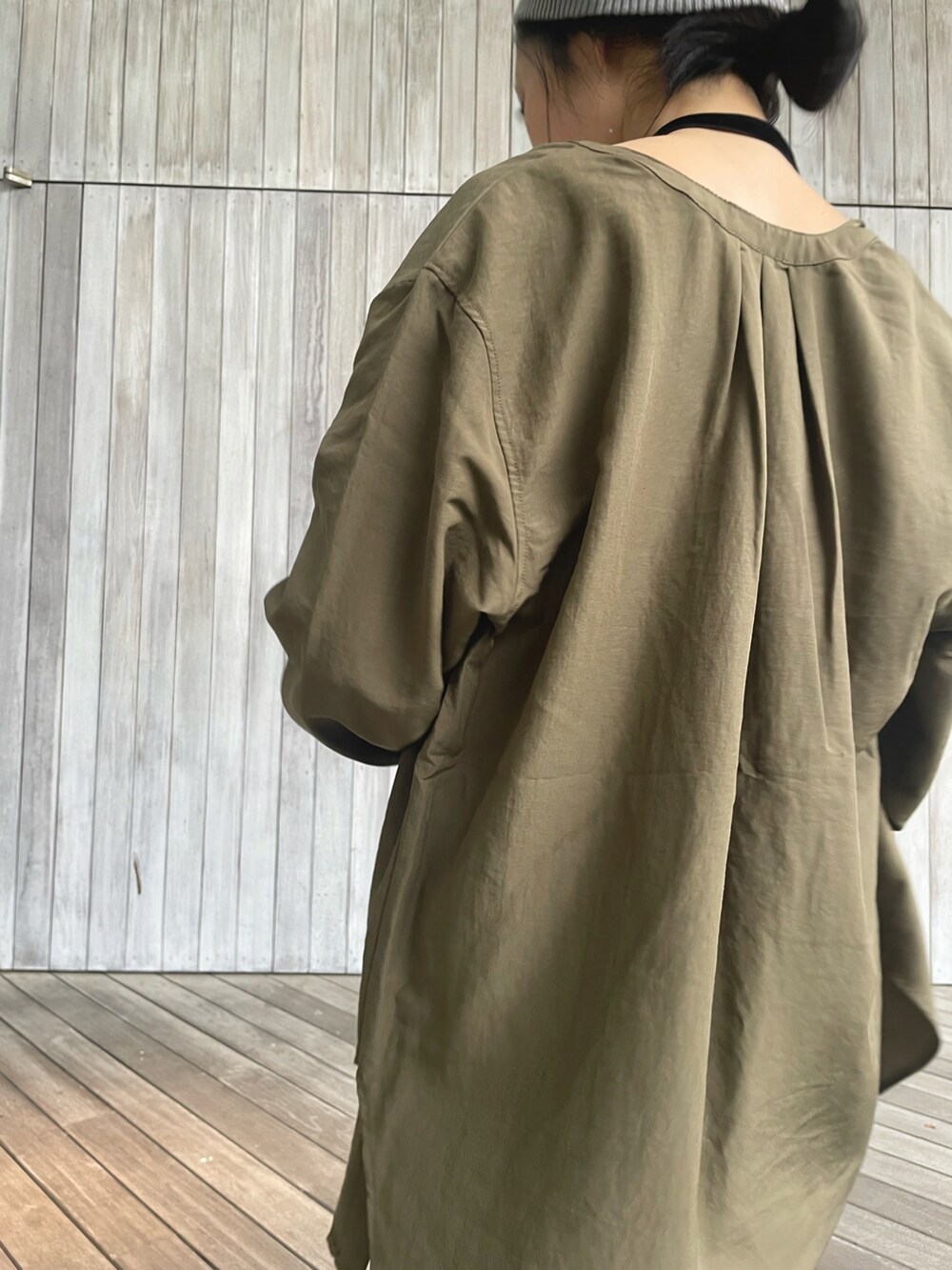 グリーン系のシャツ/ブラウス、ブルー系のデニムパンツ、ブラック系のサンダルを着用したレディースの秋コーディネートの5枚目の写真