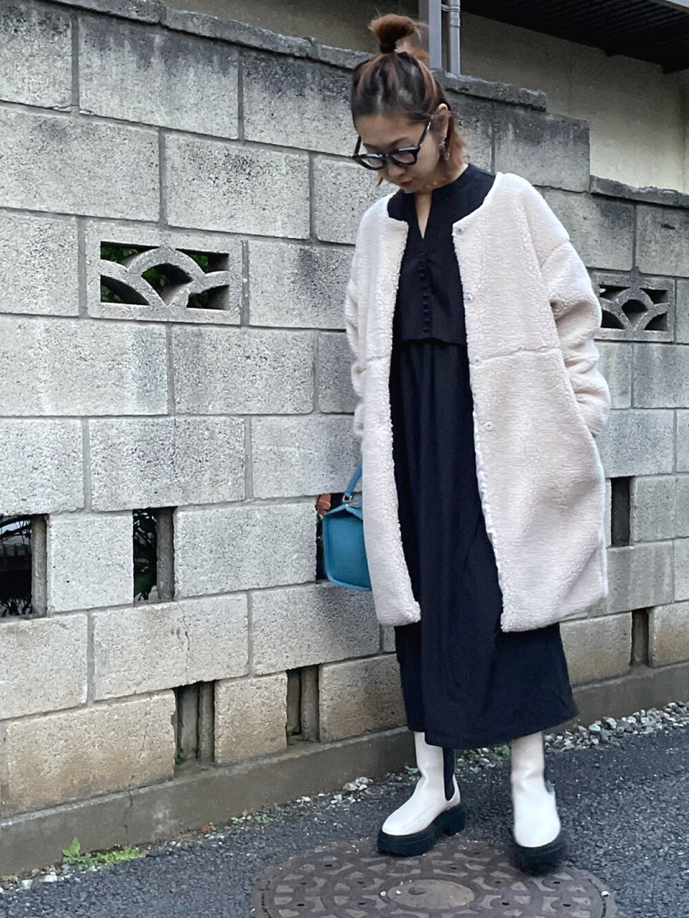 「ワンピース、めがね、冬コーデ、モノトーン、休日スタイル、サイドゴアブーツ、ボストンバッグ、モノトーンコーデ、メガネ女子、チェルシーブーツ、ボアコート、モノトーンに差し色、chiiiibag、ch!iiibag、ボアジャケット」｜「SUGAR BISKETのノーカラーロングボアコート（その他アウター、ベージュ系）」を使った、yukariさん（レディース・168cm）の冬コーディネートの3枚目の写真