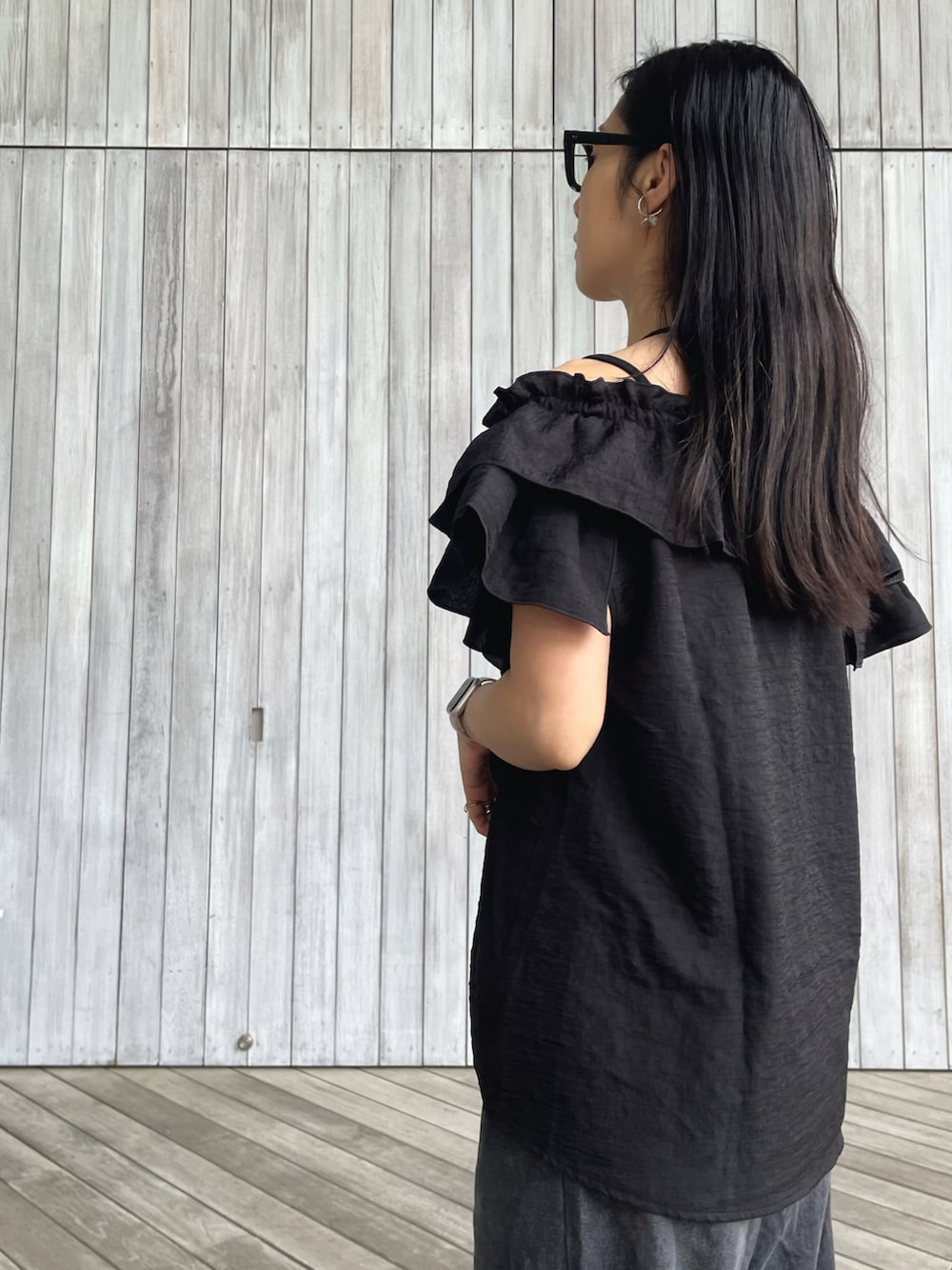 ブラック系のシャツ/ブラウス、ブラック系のデニムパンツ、ブラック系のサンダルを着用したレディースの春コーディネートの3枚目の写真