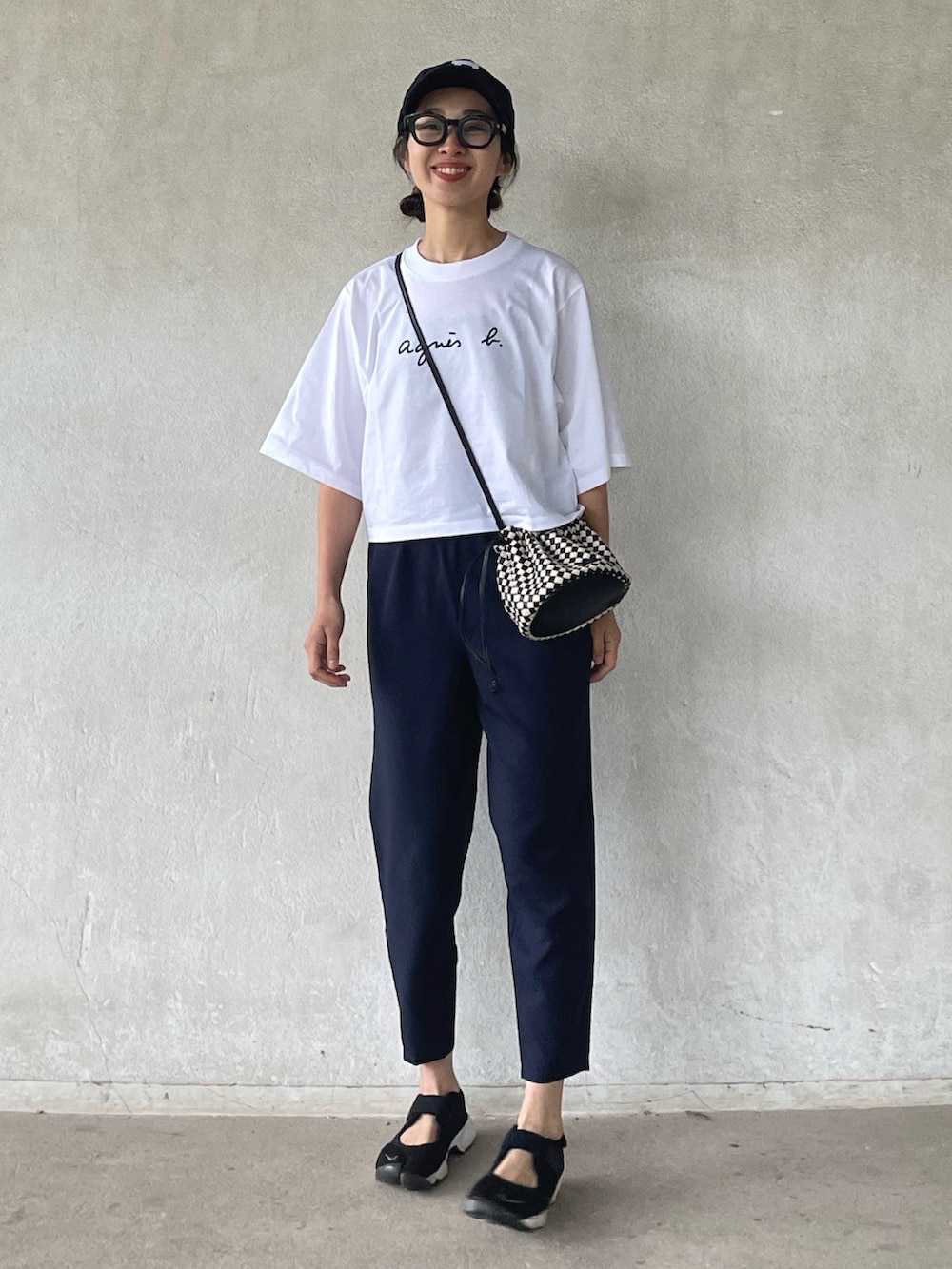 「お出かけコーデ日記、メガネ女子、ロゴT、アニエスベー、アニエスベーTシャツ、ロゴTシャツ、agnesb、ルタンリッシュ、ルタン女子、letempsriche、エアリフト、初夏コーデ、ショルダーバッグ、休日スタイル、白Tシャツ」｜「agnes b.のWEB限定 S137 TS YOKO Tシャツ（Tシャツ/カットソー、ホワイト系）」を使った、yukariさん（レディース・168cm）の春コーディネートの3枚目の写真