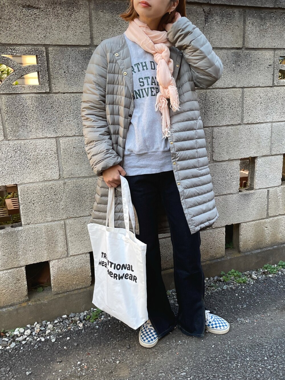 「トートバッグ、カジュアル、ストール、ダウンコート、冬コーデ、休日スタイル、ロゴスウェット、Traditional Weatherwear、ロゴトート、秋冬コーデ、スリットパンツ、TWW」|「Traditional WeatherwearのARKLEY LONG DOWN PACKABLE(ダウンジャケット/コート、グレー系)」を使った、yukariさん(レディース・168cm)の秋コーディネートの2枚目の写真