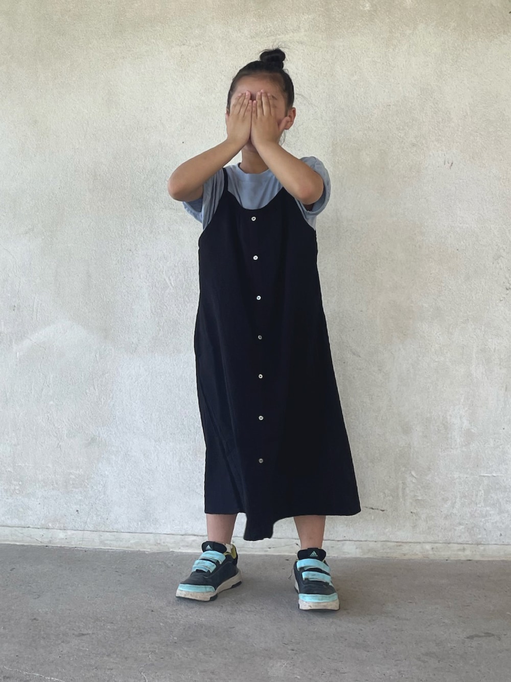 ブラック系のワンピースを着用したレディースの夏コーディネートの2枚目の写真