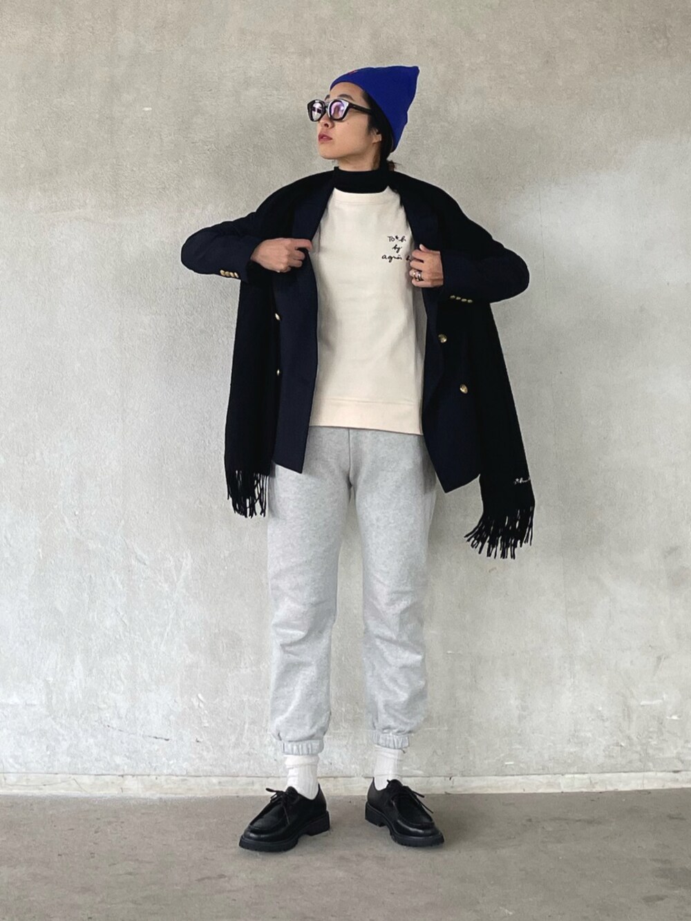 「スウェット、スウェットパンツ、ロゴスウェット、マフラーぐるぐる、アニエスベー、agnesb、ニット帽、ジャケット、紺ブレ」|「To b. by agnes b.のWT35 PULLOVER スリーレイヤードロゴプルオーバー(スウェット、ホワイト系)」を使った、yukariさん(レディース・168cm)の冬コーディネートの3枚目の写真