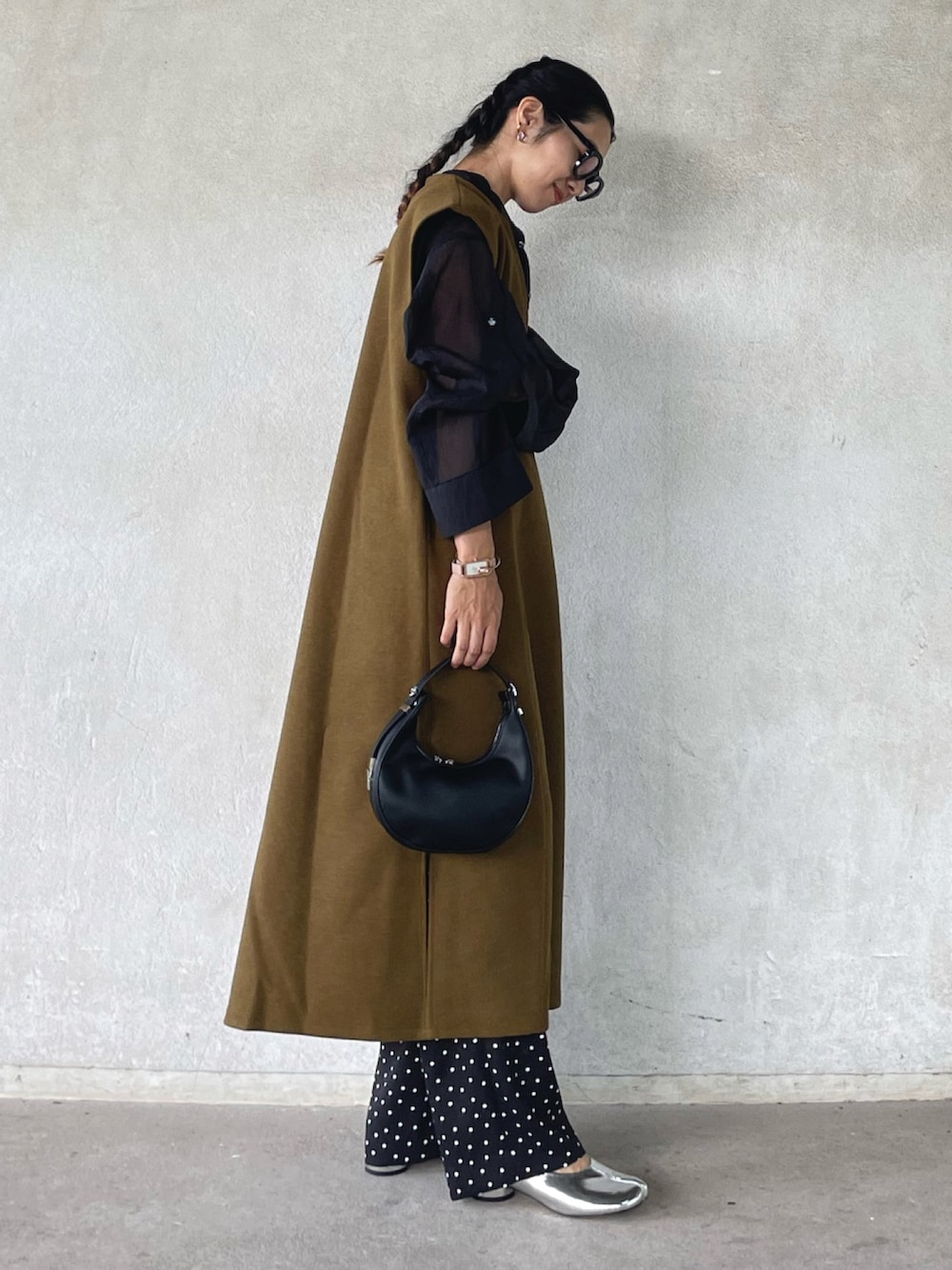 グリーン系のワンピース、ブラック系のシャツ/ブラウス、ブラック系のその他パンツを着用したレディースの秋コーディネートの4枚目の写真