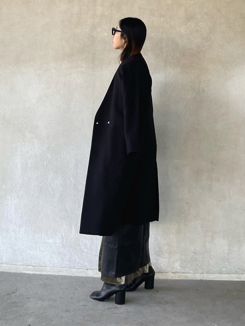 「ナノユニバース、nanouniverse、これナノ、ニット、レイヤードスタイル、きれいめカジュアル、クリスマスに着たい服、大人カジュアル、メガネ女子、ロングコート、冬コーデ、セーター、冬アウター」｜「NANO universeのLB.04/Vネックノーカラーコート（ノーカラーコート、ブラック系）」を使った、yukariさん（レディース・168cm）の冬コーディネートの4枚目の写真