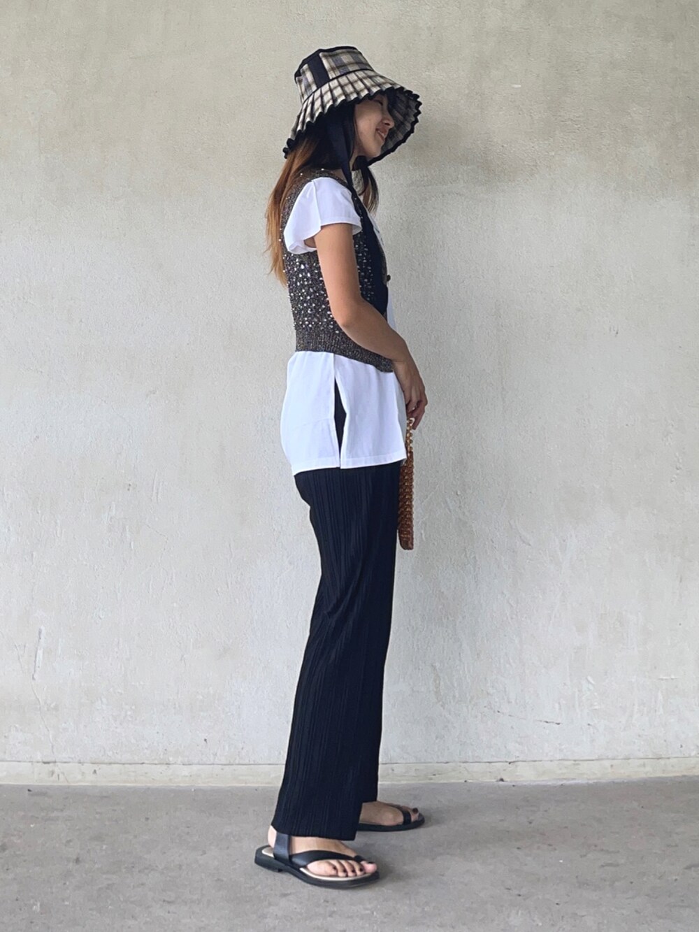 「reca、recaコーデ、レイヤードスタイル、ベスト、夏セールで買いました、ビーズバッグ、夏コーデ、ZARA、ローナマーレイ、lornamurray、ロゴT、白Tシャツ、休日スタイル、おでかけコーデ」｜「recaのフレンチスリーブチビロゴTシャツ（Tシャツ/カットソー、ホワイト系）」を使った、yukariさん（レディース・168cm）の夏コーディネートの4枚目の写真