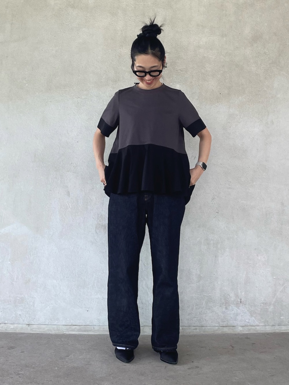 グレー系のTシャツ/カットソー、ブルー系のデニムパンツ、ブラック系のパンプスを着用したレディースの夏コーディネートの3枚目の写真