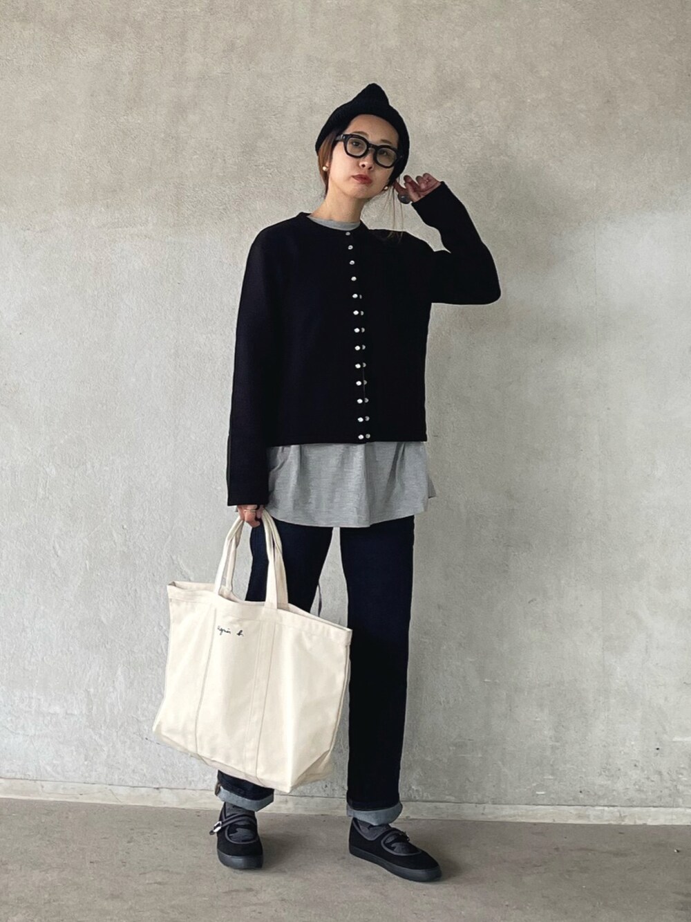 「秋ルック紹介するよ、秋コーデ、アニエスベー、agnesb、レイヤードスタイル、デニム、ニット帽、メガネ女子、Vicente、AMAIL、カーディガン、トートバッグ、ストレートデニム、シンプルコーデ、シンプル」|「agnes b.のM001 CARDIGAN カーディガンプレッション(カーディガン/ボレロ、ブラック系)」を使った、yukariさん(レディース・168cm)の秋コーディネートの3枚目の写真