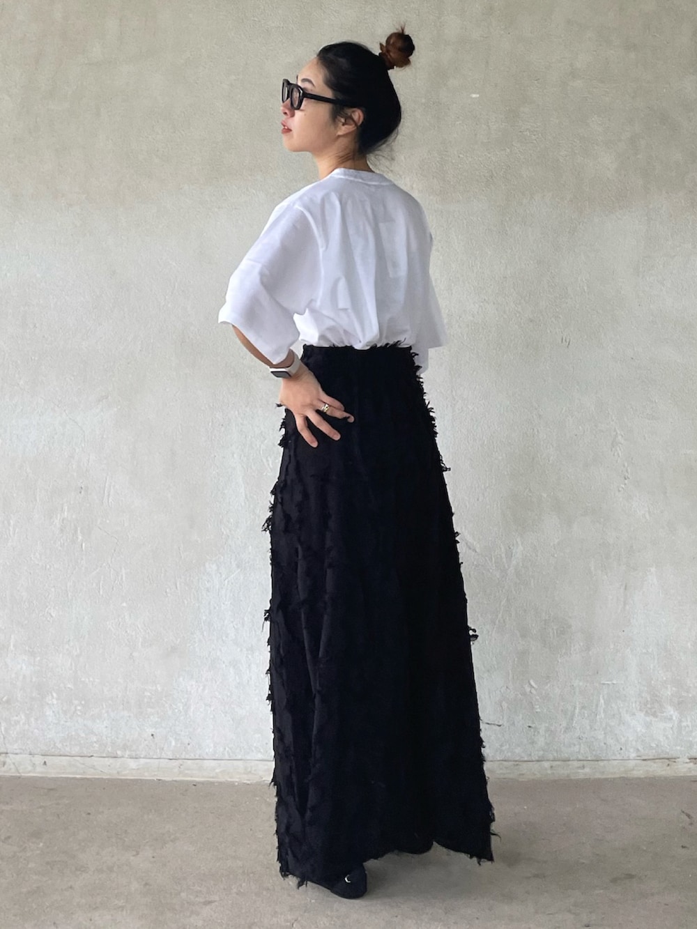 「アニエスベー、アニエスベーTシャツ、agnesb、ロゴT、ロゴTシャツ、ロングスカート、モノトーン、モノトーンコーデ、フレアスカート、メガネ女子、シンプルコーデ、お出かけコーデ日記、ハンドバッグ」｜「agnes b.のWEB限定 S137 TS YOKO Tシャツ（Tシャツ/カットソー、ホワイト系）」を使った、yukariさん（レディース・168cm）の春コーディネートの2枚目の写真