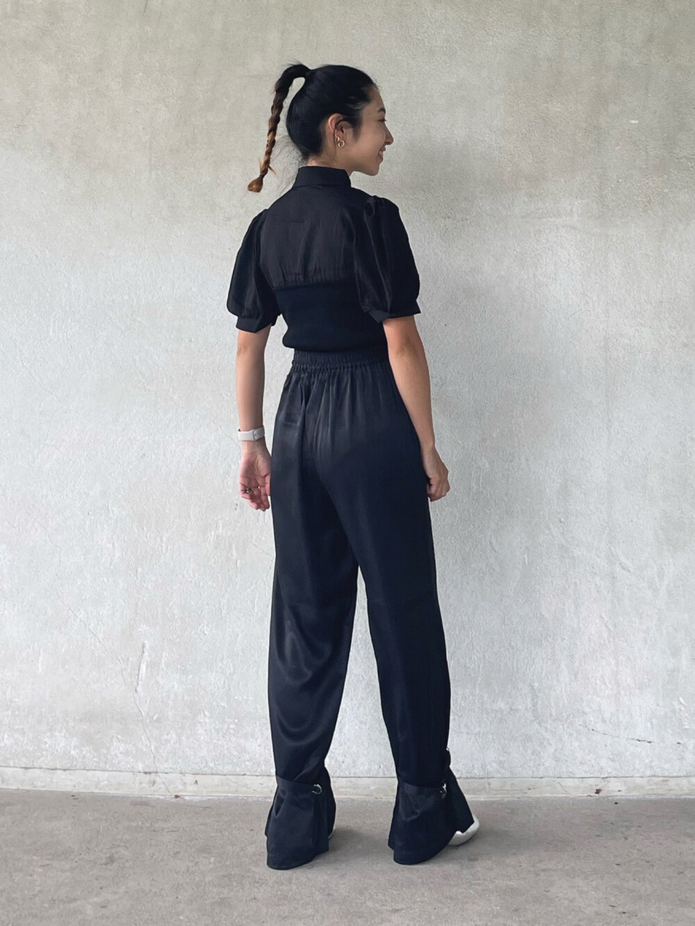 ブラック系のシャツ/ブラウス、ブラック系のその他パンツ、シルバー系のパンプスを着用したレディースの夏コーディネートの2枚目の写真