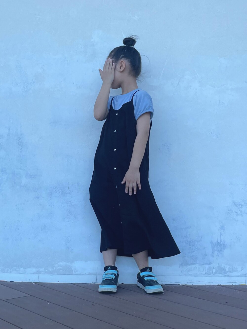 ブラック系のワンピースを着用したレディースの夏コーディネートの5枚目の写真