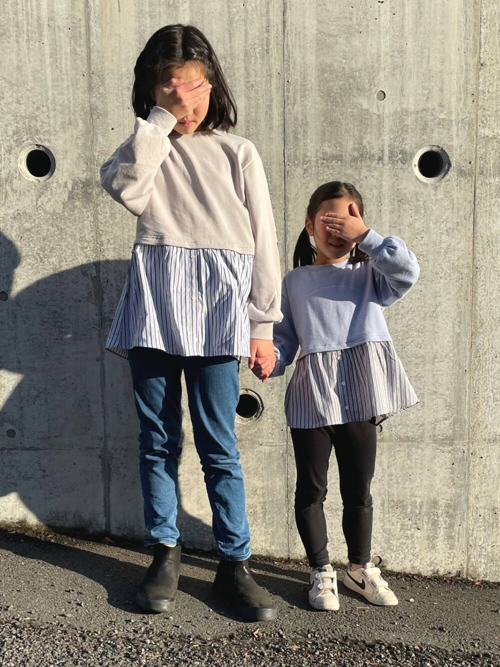 グレー系のスウェット、ブルー系のスウェットを着用したキッズの冬コーディネートの3枚目の写真