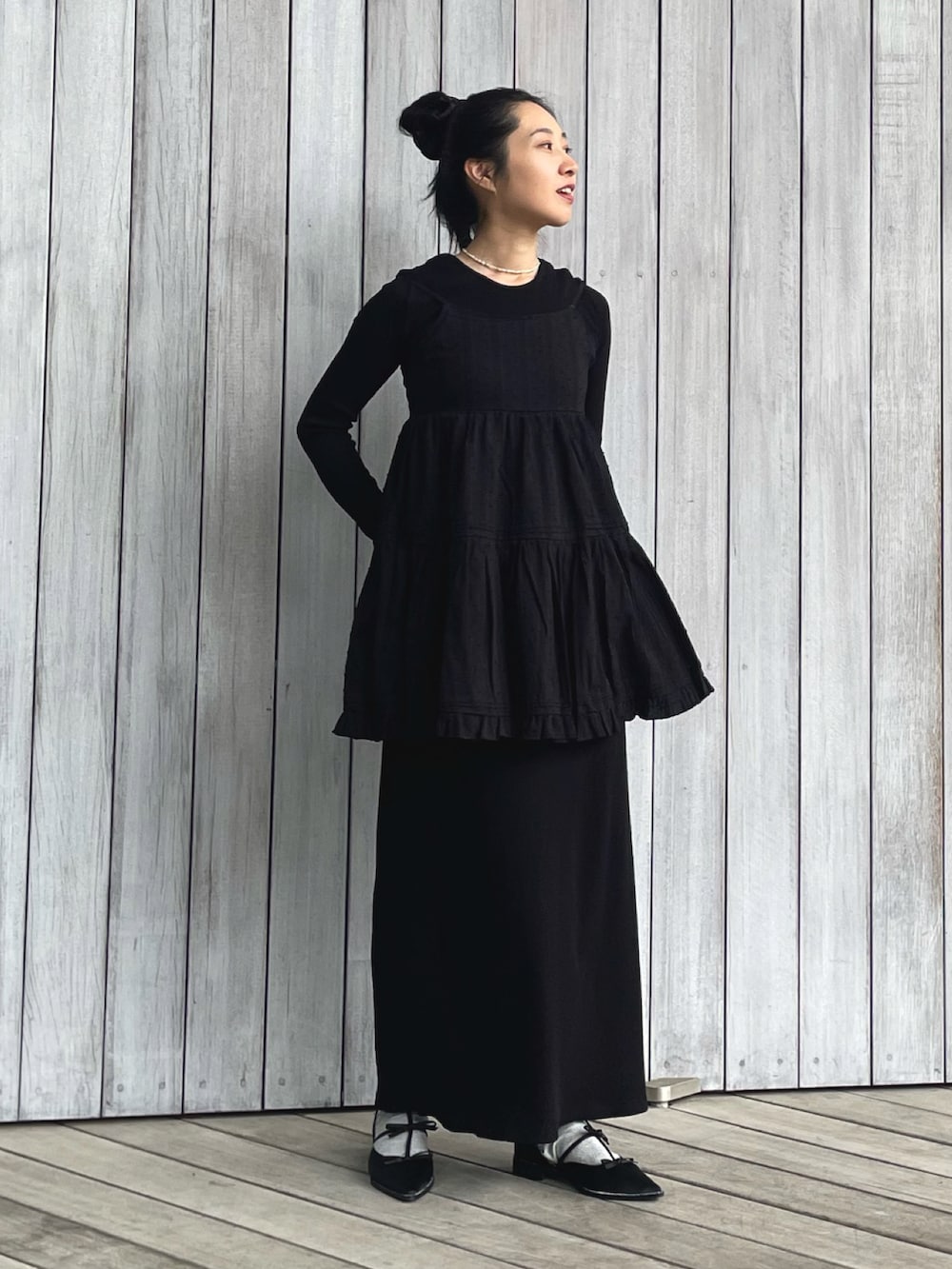 ブラック系のワンピース、ブラック系のワンピース、ブラック系のパンプスを着用したレディースの春コーディネートの5枚目の写真