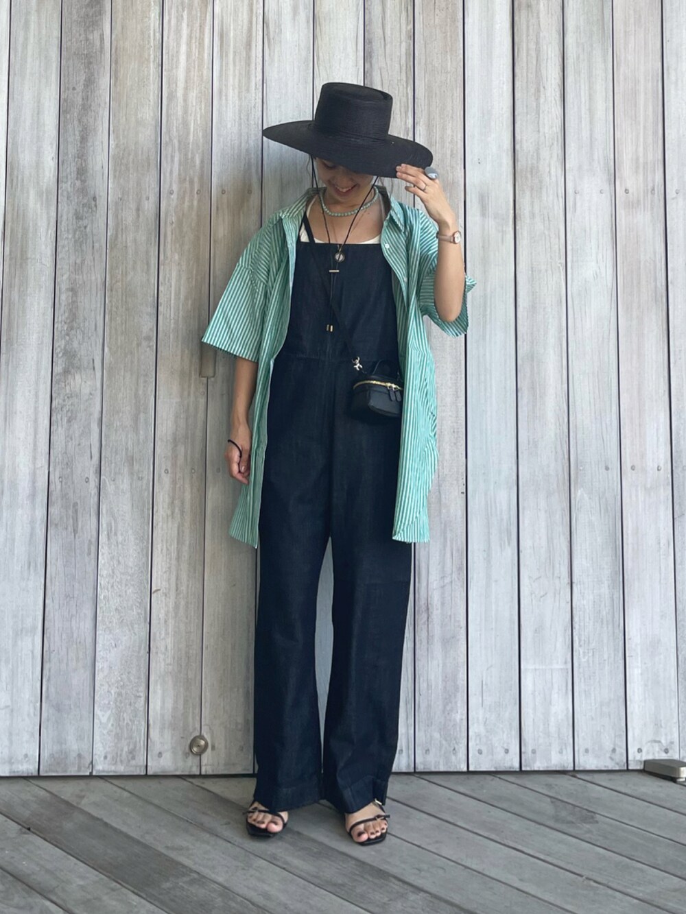 「大人カジュアル、chacocloset、チャコクローゼット、メンズライク、半袖シャツ、PR、ストローハット、サンダル、サヴァサヴァ、サヴァサヴァの靴、足が痛くならない靴、サロペット、シャツスタイル、レイヤードスタイル」|「Chaco closetのオーバーサイズメンズライクレギュラーカラー半袖シャツ/ストライプシャツ(シャツ/ブラウス、グリーン系)」を使った、yukariさん(レディース・168cm)の夏コーディネートの5枚目の写真
