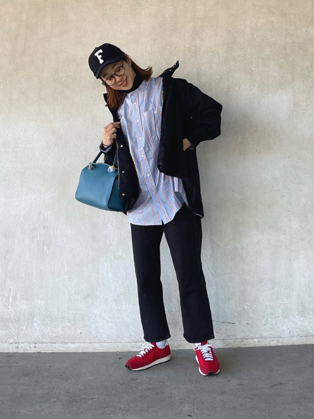 「interplay_tokyo、デニムパンツ、オーバーサイズシャツ、マウンテンパーカー、スニーカー、スニーカーコーデ、NIKE、メガネ女子、カジュアル、Emmataylor、styledoor、キャップ、オーバーサイズ」｜「Emma Taylorの【2022撥水防汚加工・花粉ガード】3WAYフレアーマウンテンパーカー（マウンテンパーカー、ブラック系）」を使った、yukariさん（レディース・168cm）の春コーディネートの2枚目の写真