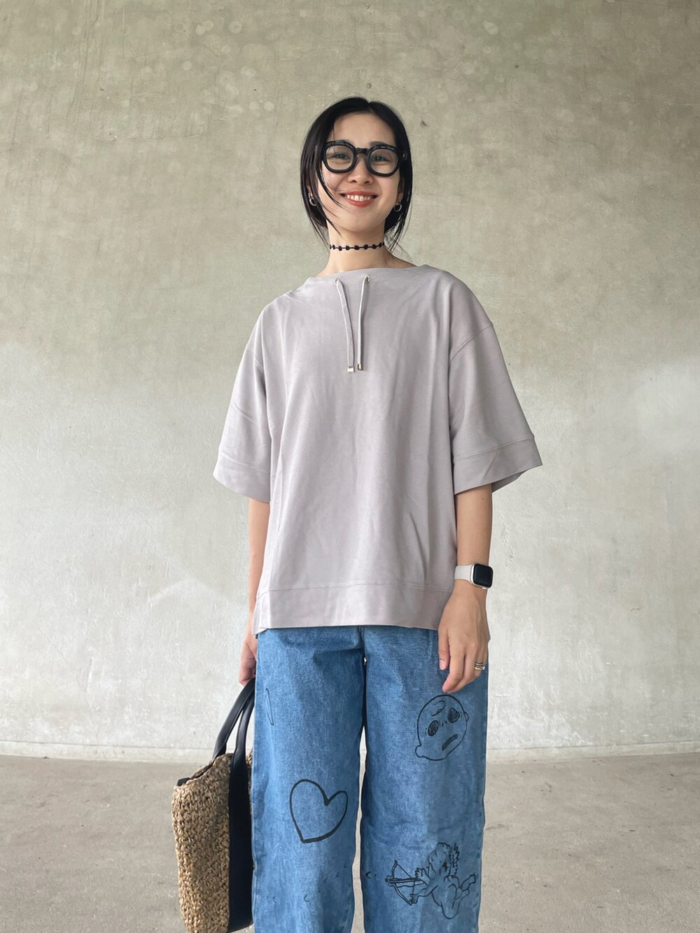 グレー系のTシャツ/カットソー、ブラック系のショルダーバッグ、ブルー系のデニムパンツを着用したレディースの夏コーディネートの4枚目の写真