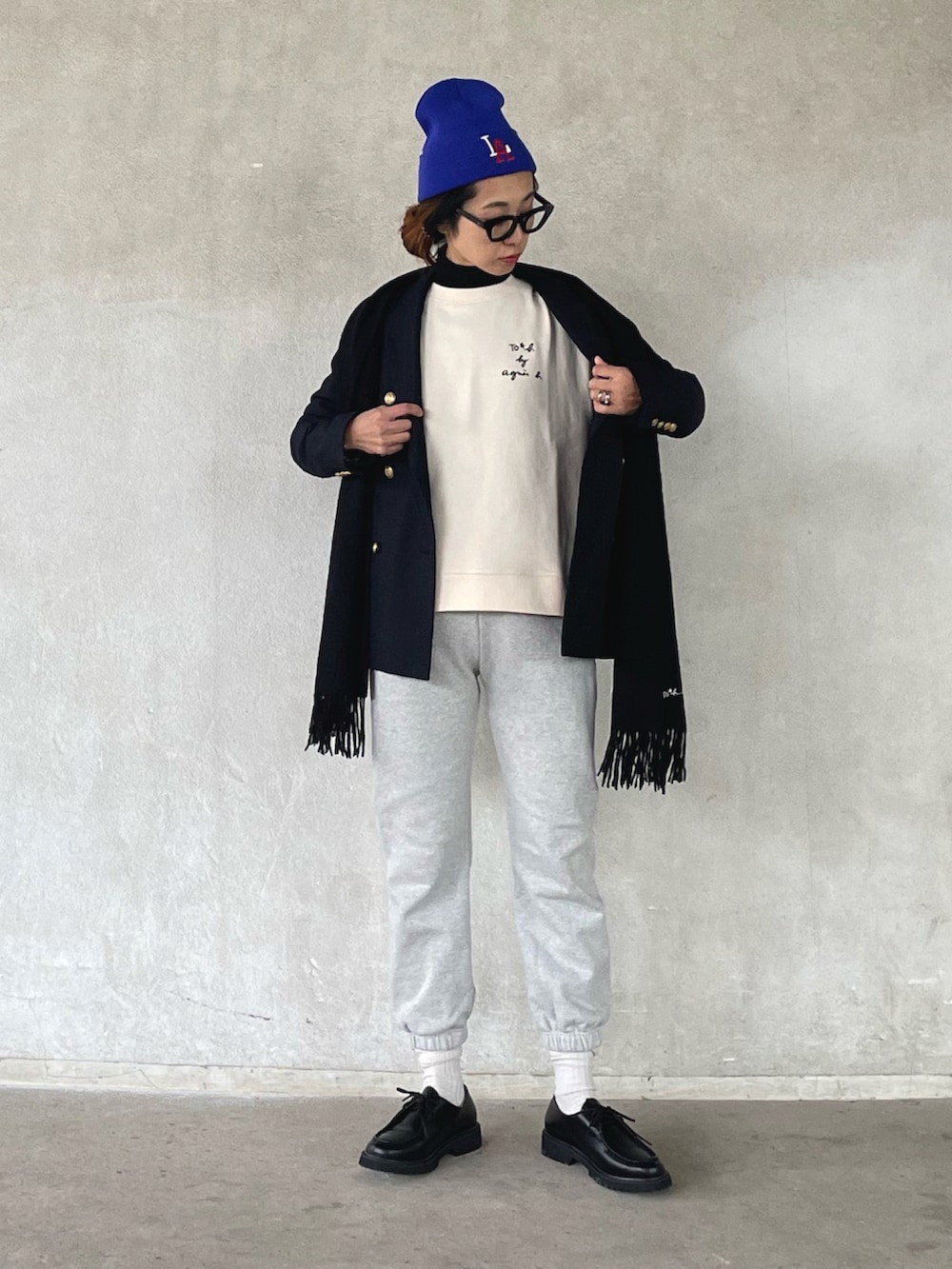 「スウェット、スウェットパンツ、ロゴスウェット、マフラーぐるぐる、アニエスベー、agnesb、ニット帽、ジャケット、紺ブレ」|「To b. by agnes b.のWT35 PULLOVER スリーレイヤードロゴプルオーバー(スウェット、ホワイト系)」を使った、yukariさん(レディース・168cm)の冬コーディネートの2枚目の写真