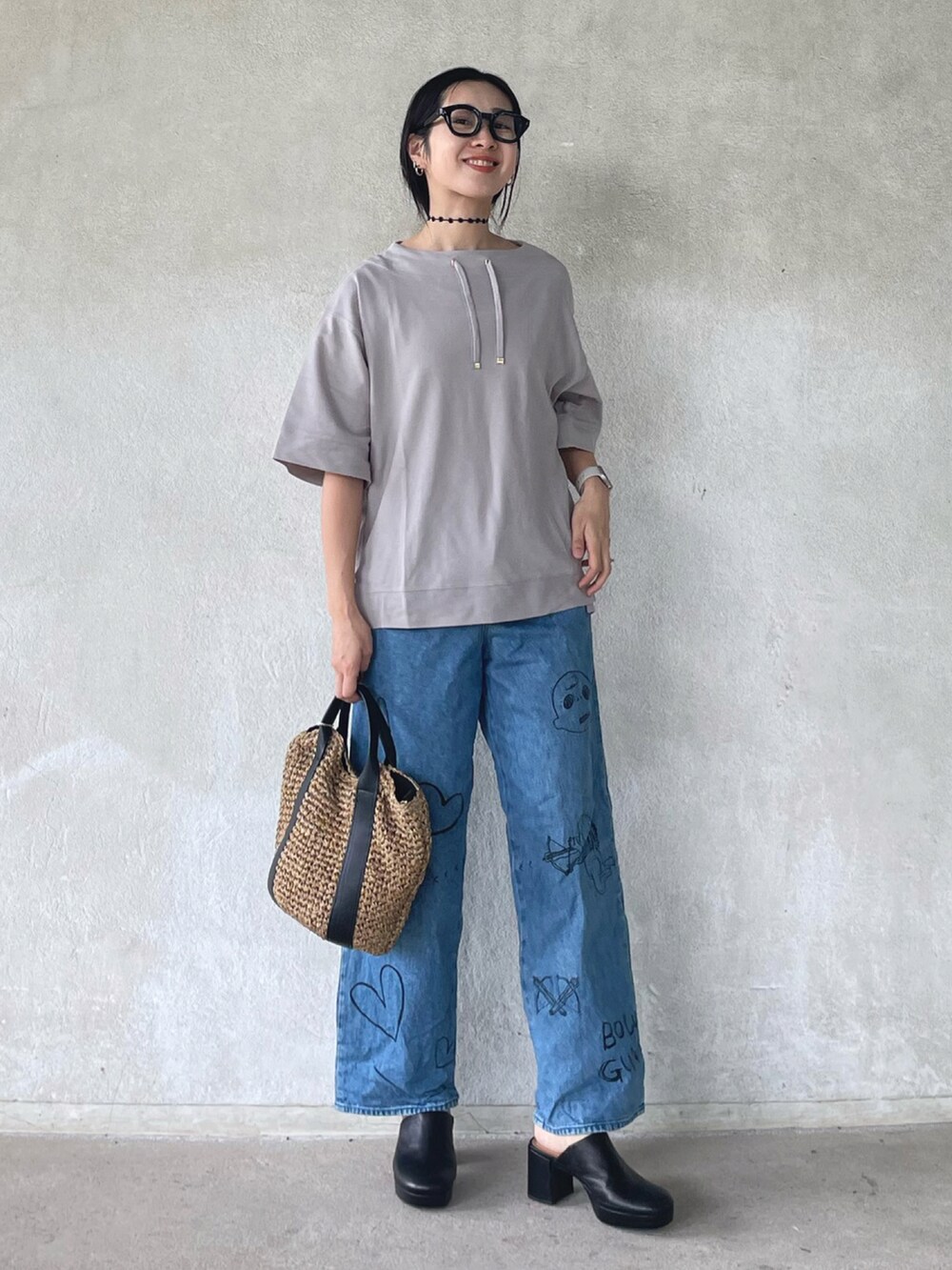 グレー系のTシャツ/カットソー、ブラック系のショルダーバッグ、ブルー系のデニムパンツを着用したレディースの夏コーディネートの5枚目の写真