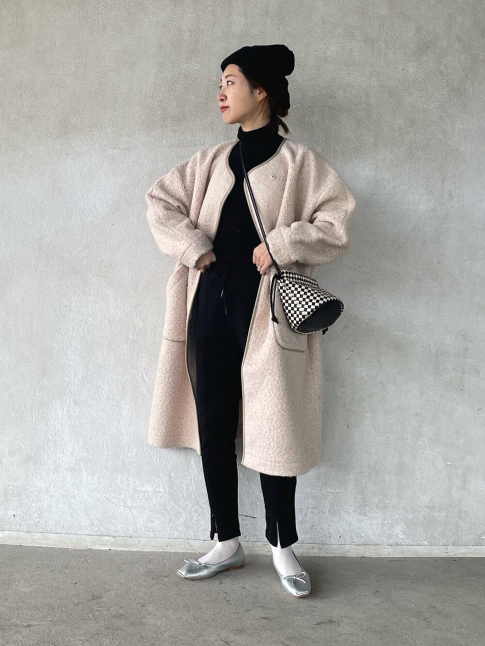 「きれいめカジュアル、モノトーン、モノトーンコーデ、スウェット、スウェットパンツ、ニット帽、chiiiibag、あったかコーデ、タートルネック、シンプル、大人カジュアル、スリットパンツ、スクエアトゥ、巾着バッグ」|「THE CHICの【THE CHIC】ブークレーパイピングコート(モッズコート、ホワイト系)」を使った、yukariさん(レディース・168cm)の冬コーディネートの3枚目の写真