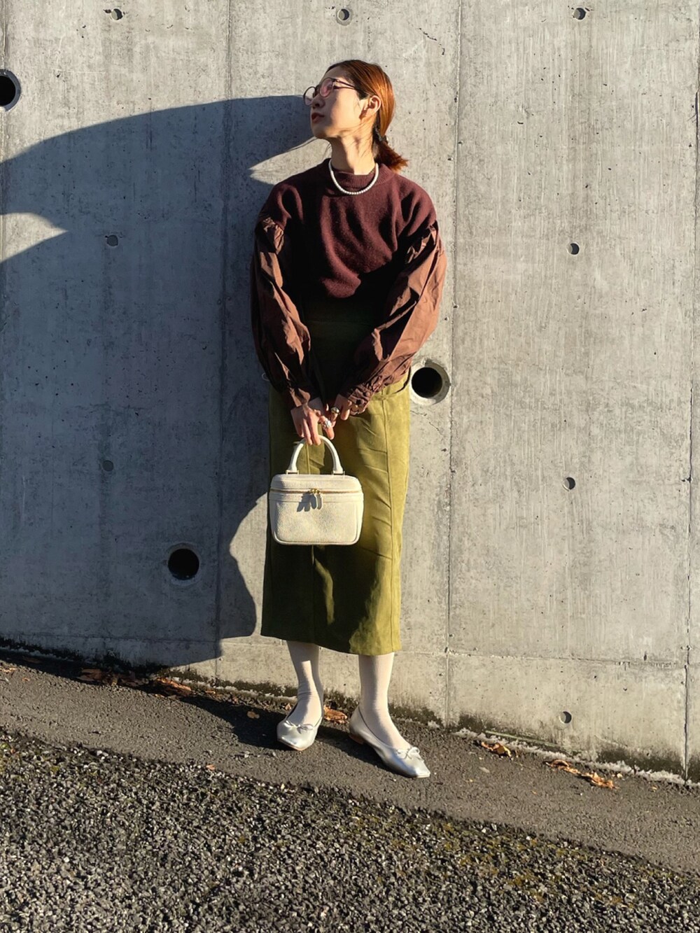 ブラウン系のニット/セーター、グリーン系のスカート、シルバー系のバレエシューズを着用したレディースの冬コーディネートの4枚目の写真