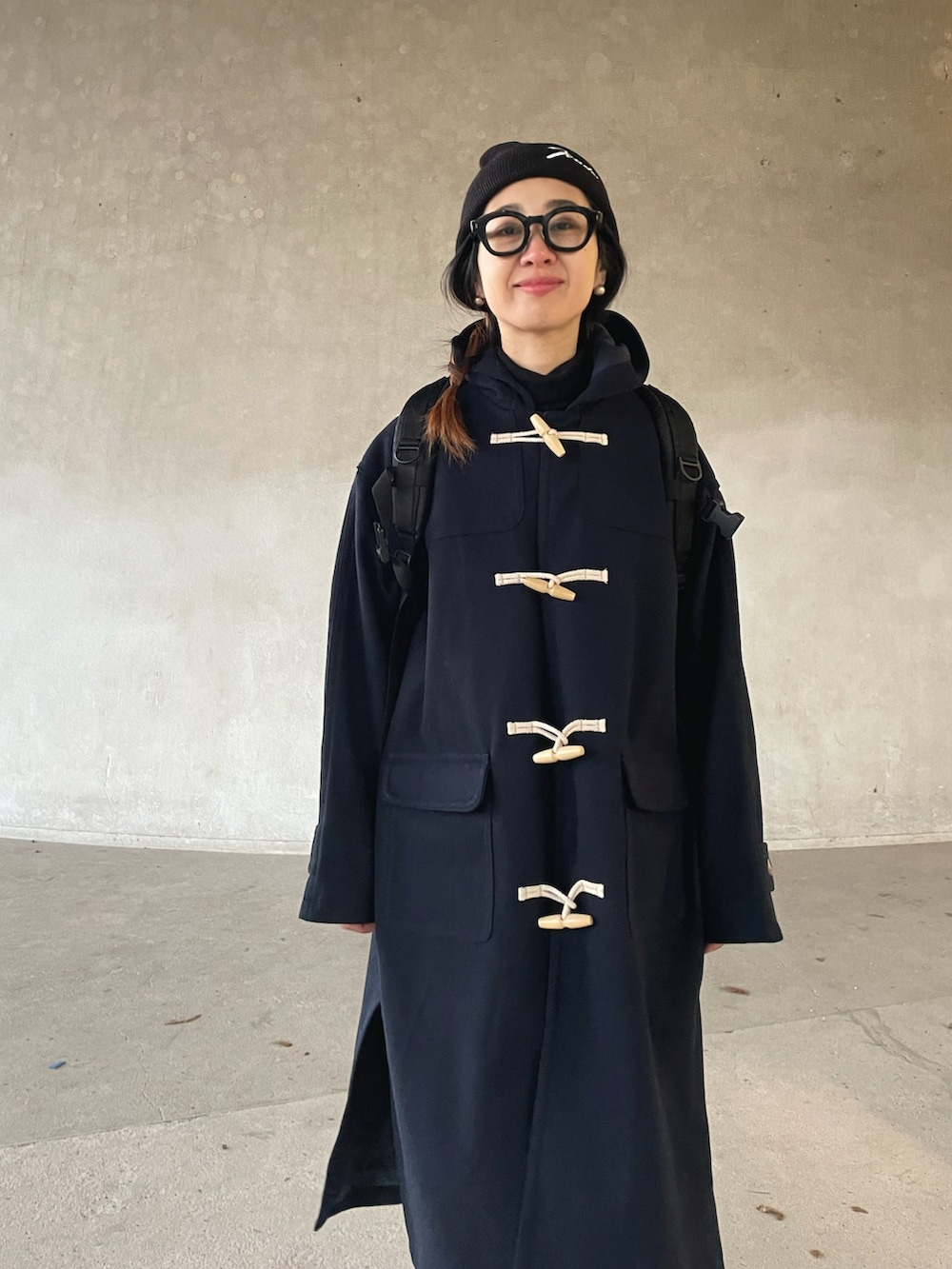 ブルー系のダッフルコート、グレー系のスウェットパンツ、グリーン系のスニーカーを着用したレディースの冬コーディネートの4枚目の写真