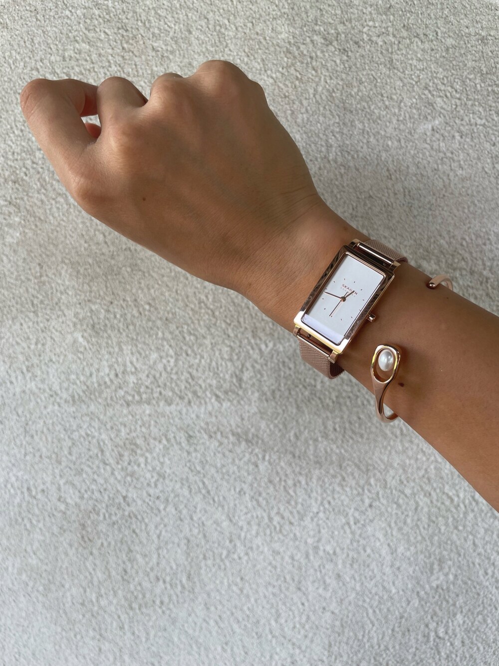 グリーン系のワンピース、ブラック系のモカシン/デッキシューズ、ブルー系のデニムパンツを着用したレディースの秋コーディネートの3枚目の写真