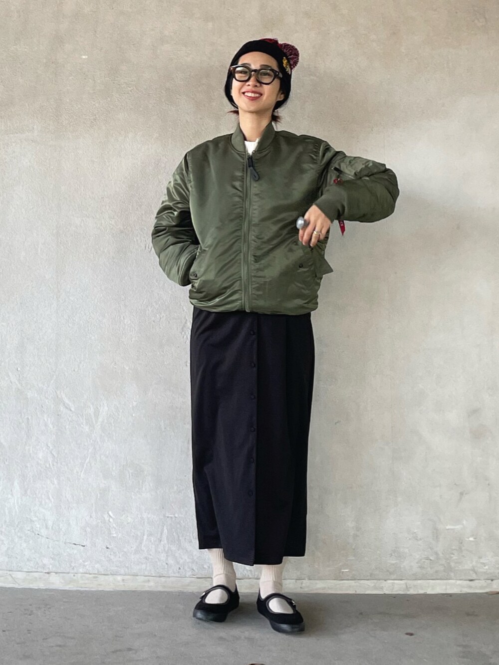 「MA-1、ニット帽、冬コーデ、メガネ女子、カジュアルコーデ、カーキ、alpha、alpha_industries_japan、alpha_industries、AMERICAN NEEDLE」｜「ALPHAのMA-1 CORE TALL(トールモデル)（MA-1、グリーン系）」を使った、yukariさん（レディース・168cm）の冬コーディネートの4枚目の写真