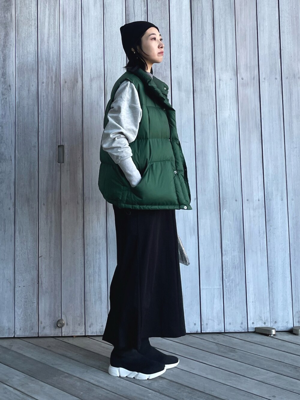 「ダウンベスト、ロングワンピース、ジャンパースカート、ニット帽、スウェット、タートルネック、シンプルコーデ、スニーカー、スニーカーコーデ、冬コーデ、ベスト」|「ULEULAの裏毛スウェットプルオーバー(スウェット、グレー系)」を使った、yukariさん(レディース・168cm)の冬コーディネートの2枚目の写真