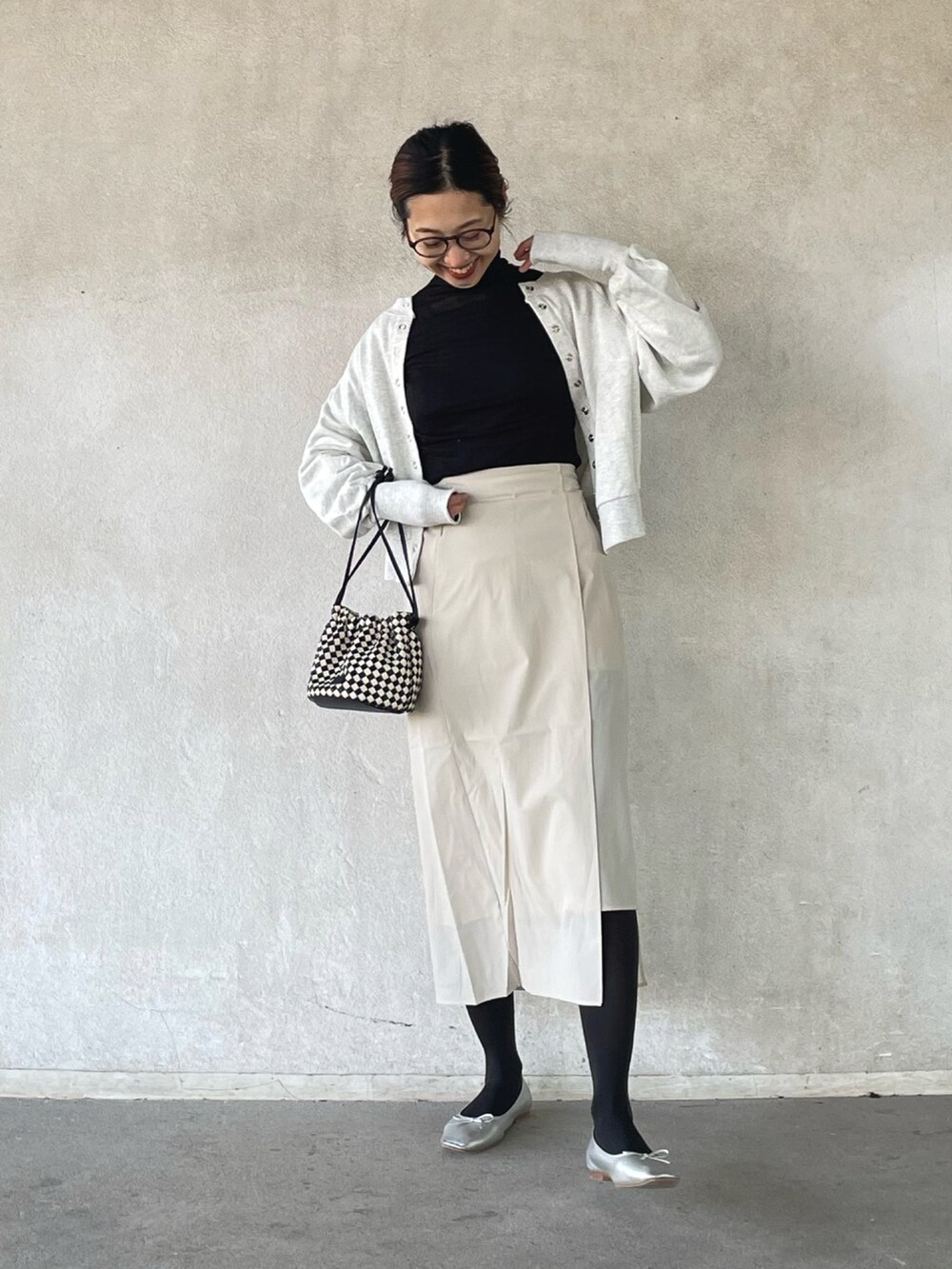 「モノトーン、M2SQUARED、ALWAYS GOOD TIME、SENSEOFPLACE、Uiscel、ユイセル、PR、apretro、アプレトロ、カーディガン、巾着バッグ、スクエアトゥ、バレエシューズ、シルバーシューズ」｜「M2SUQAREDの【M2SUQARED/ｴﾑﾂｰｽｸｴｱ】シアータートルネックニットソー（Tシャツ/カットソー、ブラック系）」を使った、yukariさん（レディース・168cm）の冬コーディネートの2枚目の写真