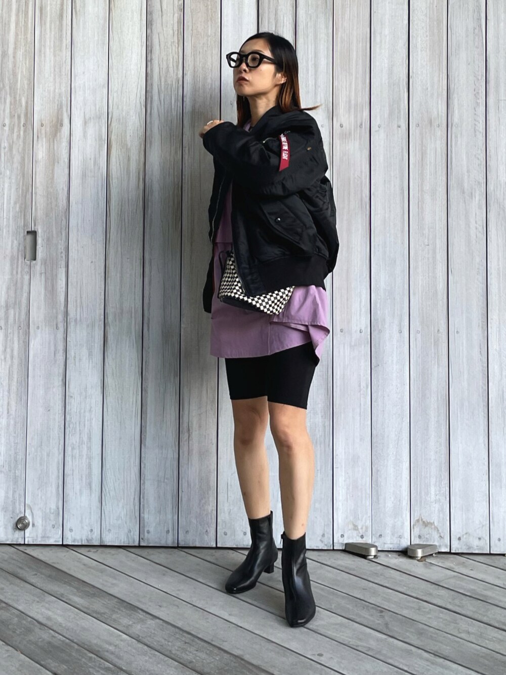 「alpha、alpha_industries_japan、MA-1、ブーツ、ショートブーツ、シャツスタイル、秋コーデ、メガネ女子、大人カジュアル、サヴァサヴァ、サヴァサヴァの靴、足が痛くならない靴、chiiiibag、ショルダーバッグ」｜「ALPHAのAlpha Industries/アルファインダストリーズ MA-1 CORE SPEC フライトジャケット（U.S.サイズ）リバーシブル（MA-1、ブラック系）」を使った、yukariさん（レディース・168cm）の秋コーディネートの3枚目の写真