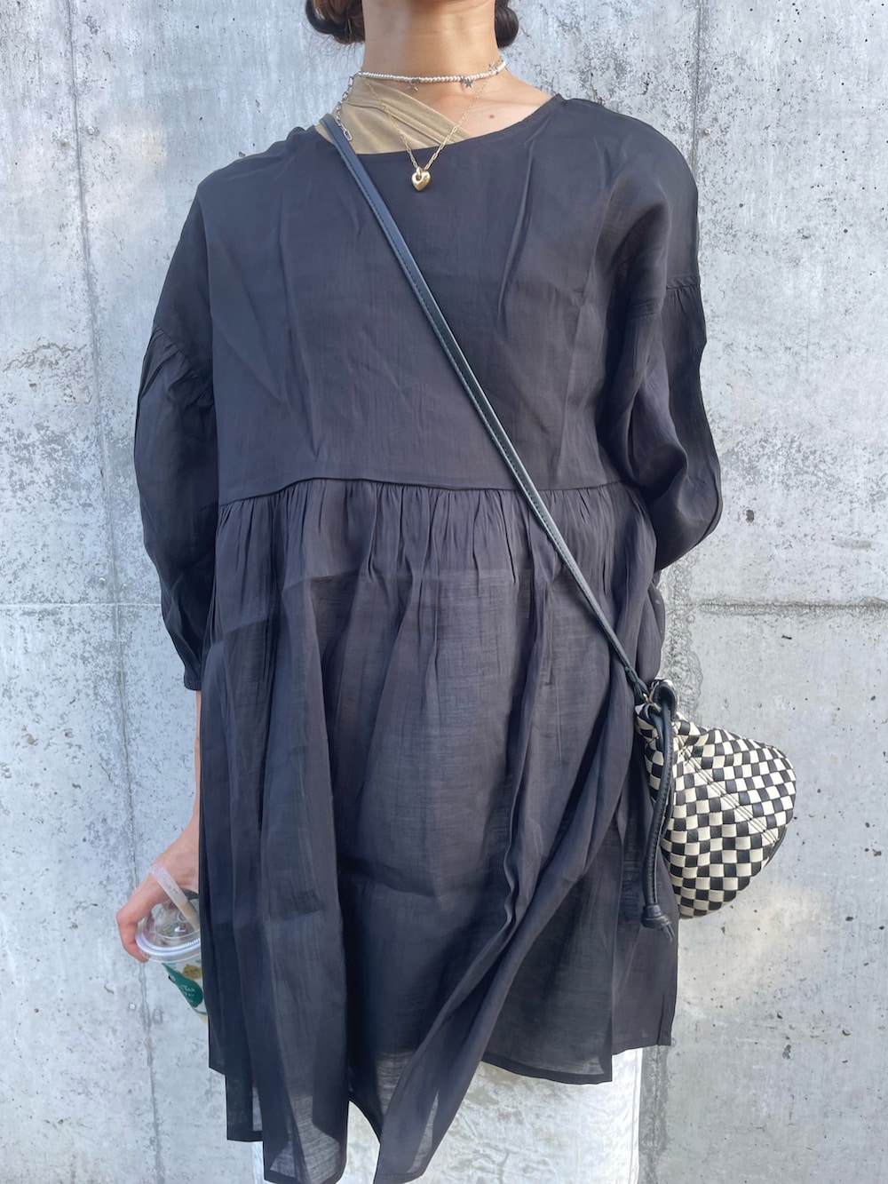 ブラック系のシャツ/ブラウス、ホワイト系のスカート、ブラック系のショルダーバッグを着用したレディースの夏コーディネートの4枚目の写真