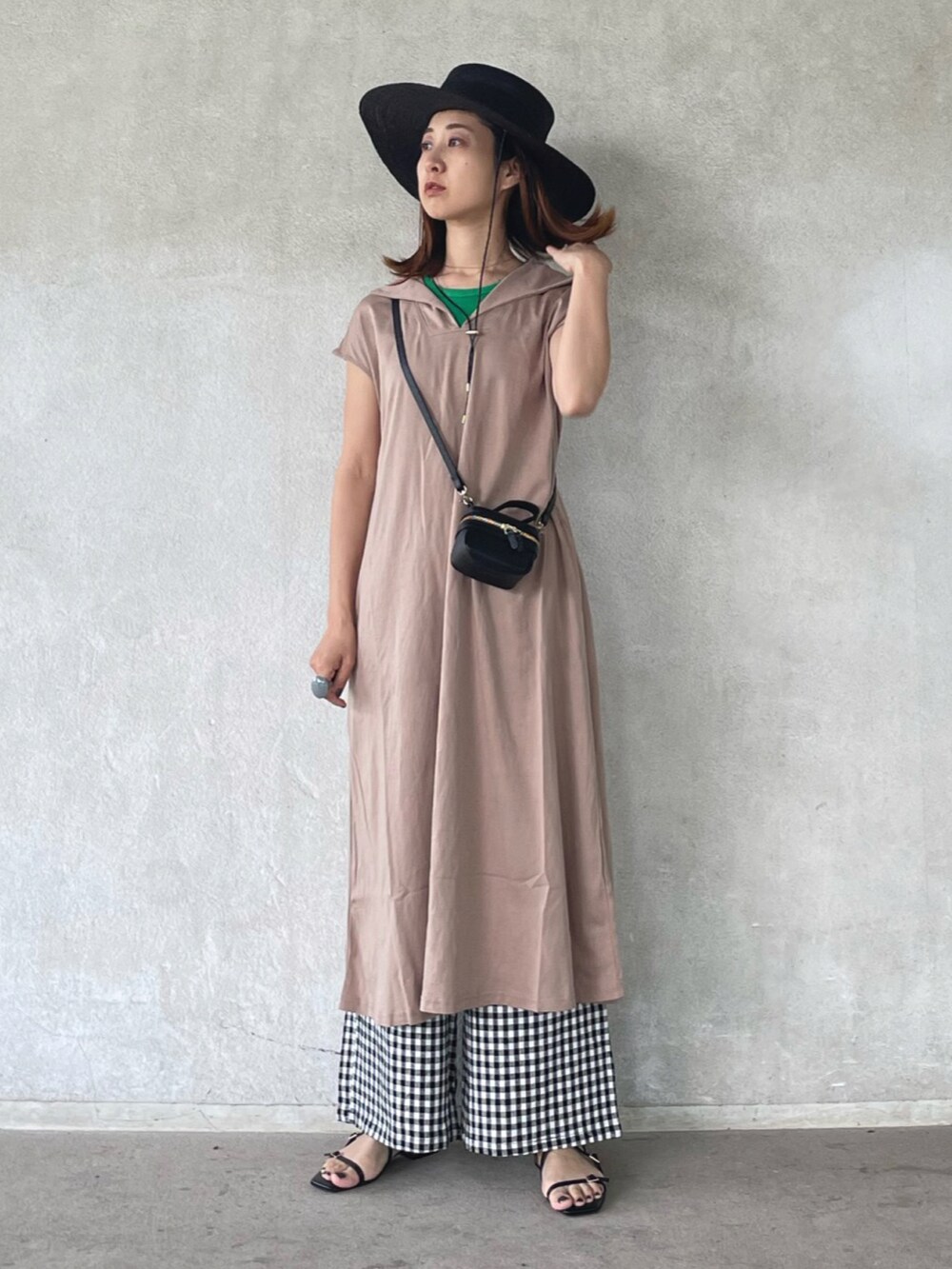 「レイヤードスタイル、麦わら帽子、ストローハット、ミニバッグ、chiiiibag、大人カジュアル、ロングワンピース、ギンガムチェック、サンダル、ストラップサンダル、コトリカ、items_urbanresarch、サヴァサヴァ、サヴァサヴァの靴、足が痛くならない靴」|「FERRUCCIO VECCHIの【FERRUCCIO VECCHI】ストローハット(ハット、ブラック系)」を使った、yukariさん(レディース・168cm)の夏コーディネートの2枚目の写真