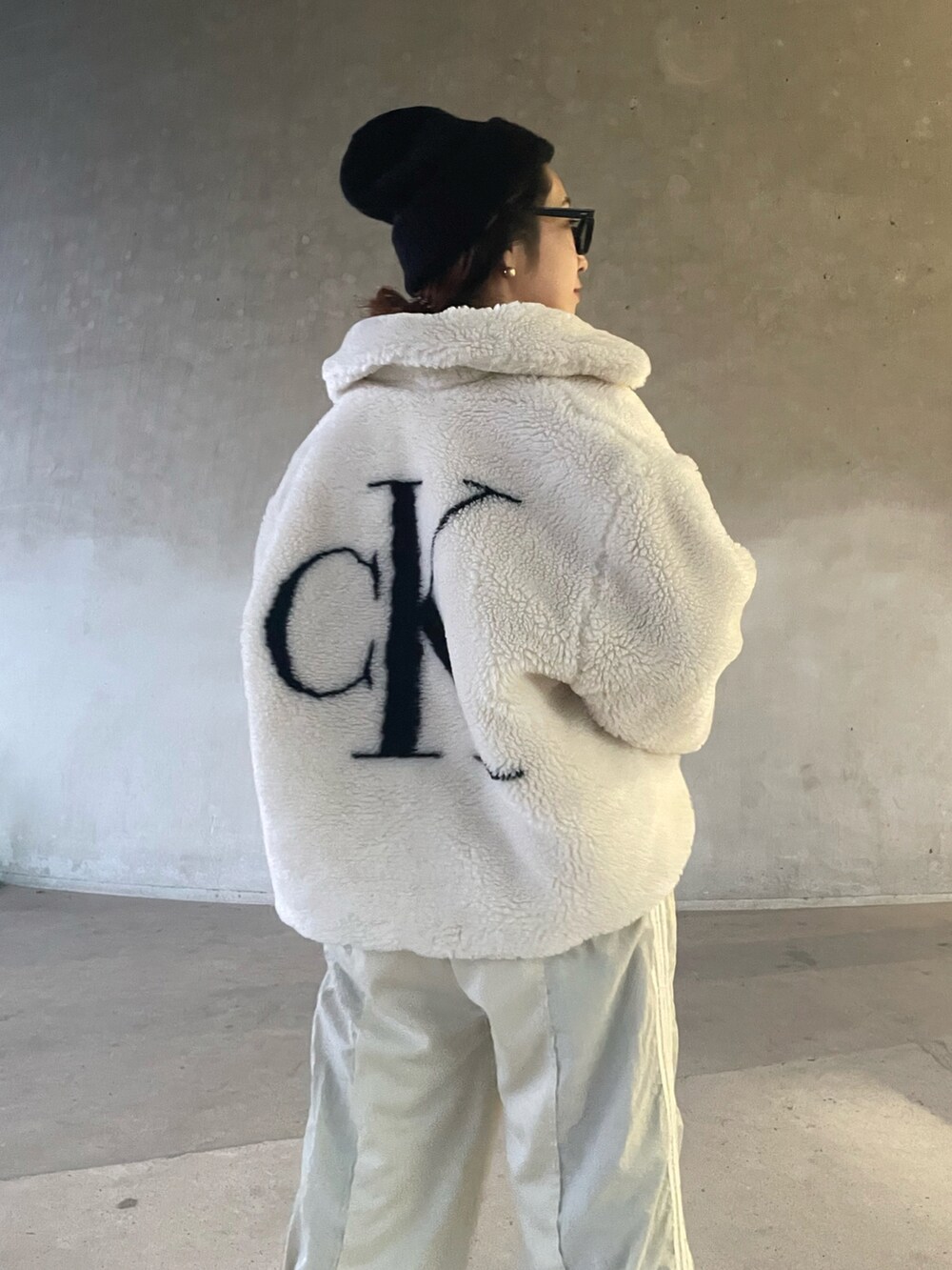 「ワンマイルウェア、カルバンクライン、Calvin Klein、トラックパンツ、バックロゴ、ボアジャケット、ボアブルゾン、ホワイトコーデ、ワントーンコーデ、モノトーン、モノトーンコーデ、ニット帽」｜「Calvin Kleinのバックモノグラム シェルパジャケット（その他アウター、ホワイト系）」を使った、yukariさん（レディース・168cm）の秋コーディネートの3枚目の写真