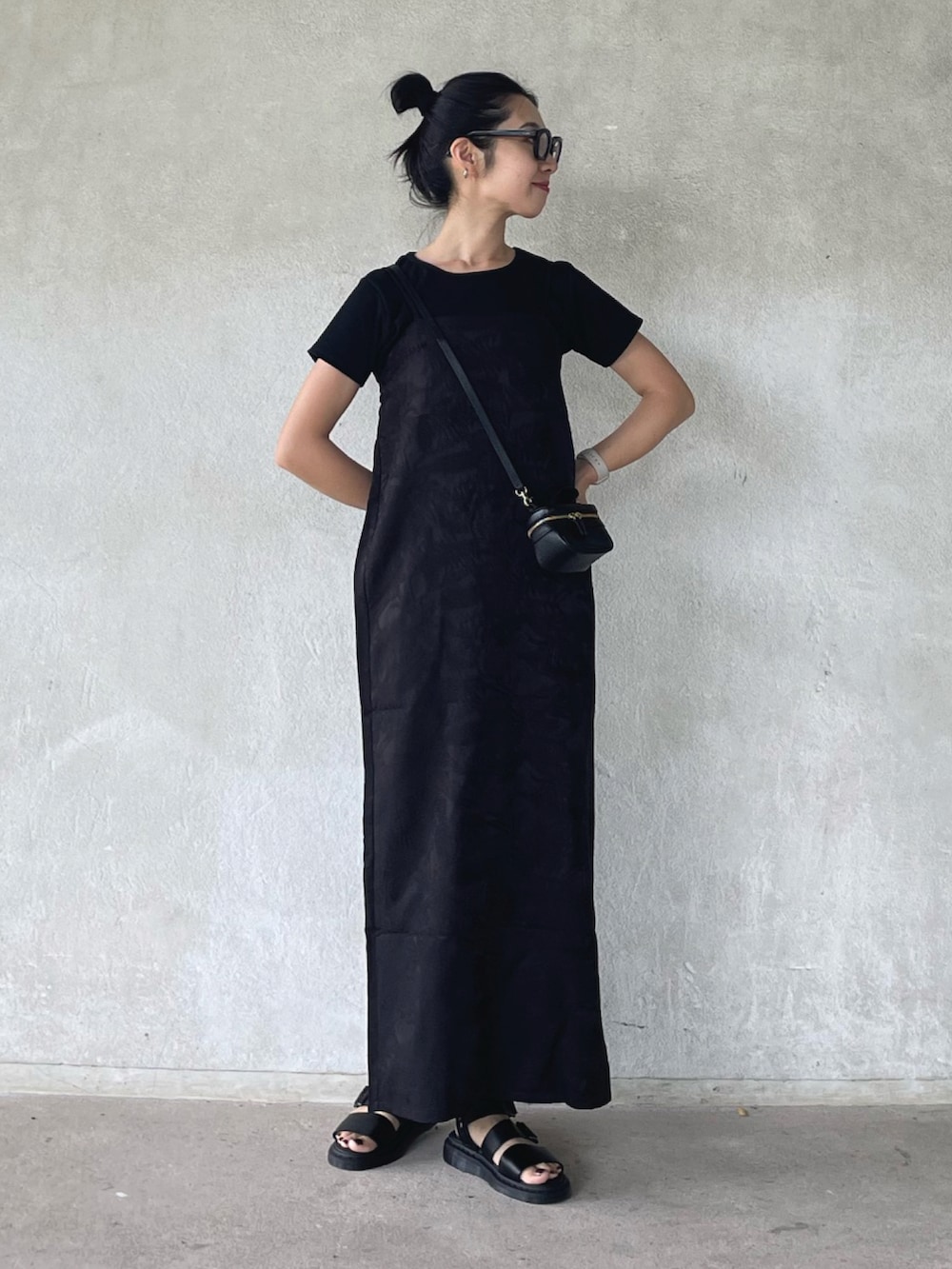 ブラック系のTシャツ/カットソー、ブラック系のワンピース、ブラック系のショルダーバッグを着用したレディースの夏コーディネートの5枚目の写真